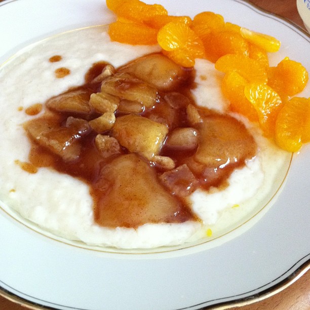 Nachtisch oder Hauptgericht? Wurst! Milchreis mit kandierten Ingwerbirnen und kalten Mandarinen... #foodporn - via Instagram