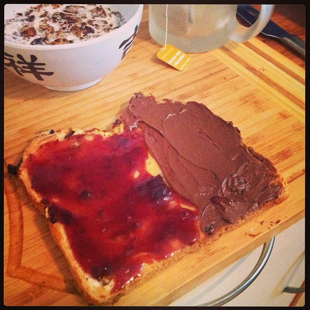 Frühstücksregel Nr. 89 - Wenn die Marmelade nicht reicht, einfach mit Nutella weitermachen... #banalaberlecker #erstesfrühstückseitdreitagen - via Instagram