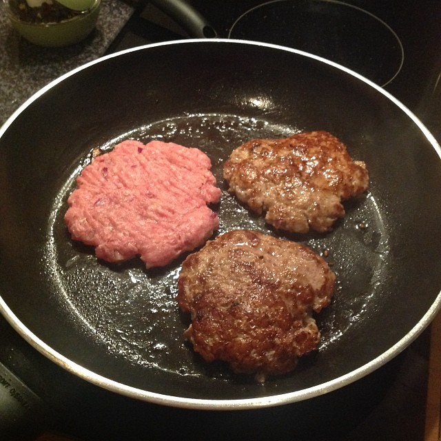 Heute mal fröhliches Burgerbasteln... #foodporn - via Instagram