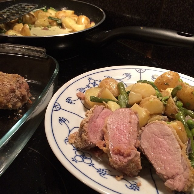 Ich könnte kochen vor Wut... Oh, schon fertig. ;-) Schweinefilet in Senfkruste auf Rahmgemüse #hellofresh #foodporn - via Instagram