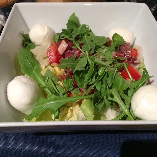 Heutiger #foodporn aus #rome: gemischter Salat mit Büffelmozzarella und Parmaschinken - via Instagram