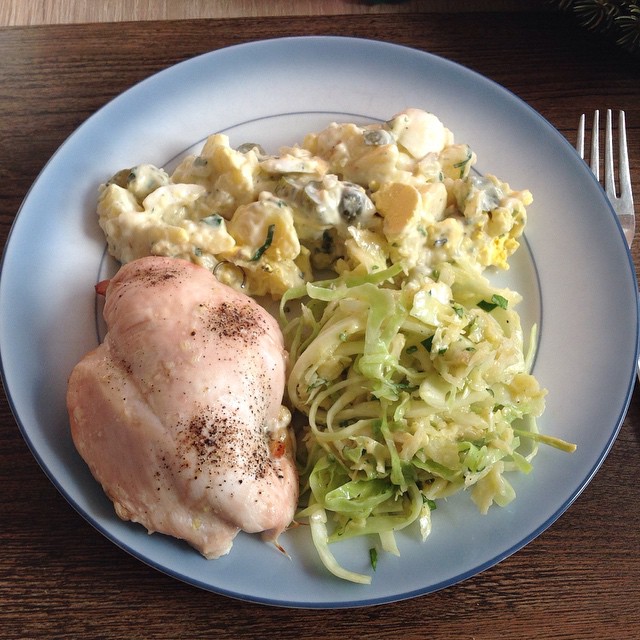 Gefüllte Hähnchenbrust mit Kartoffel- und Krautsalat. ;-) #foodporn Mahlzeit! - via Instagram