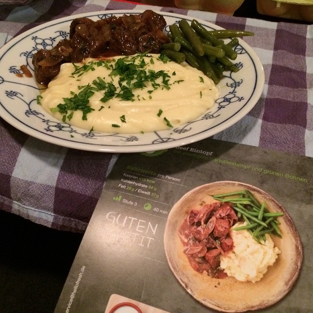Fast wie uff'n Foto: Beef-Eintopf mit Kartoffelbrei und Bohnen (aus drei separaten Töpfen übrigens) #foodporn #hellofresh - via Instagram