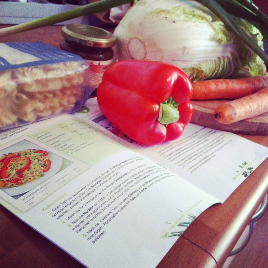 Rezeptbuch und Zutaten
