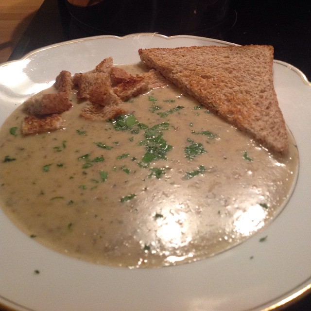 Aus den Resten vom WE wird: Champignoncremesuppe. Mit ein wenig Karotte ...