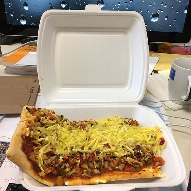 Quick lunch, vegetarian pizza #nofoodporn #mensa - via Instagram