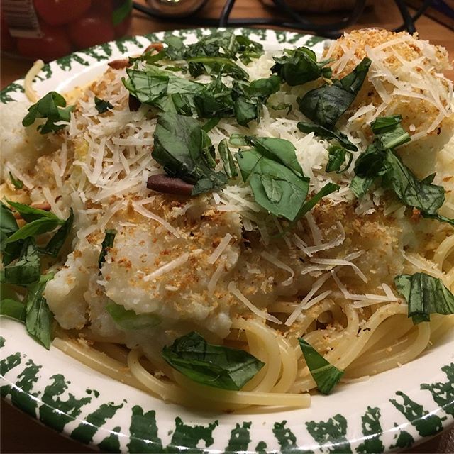 Spaghetti mit zitroniger Blumenkohlsoße, Pinienkernstreuseln und mies ...