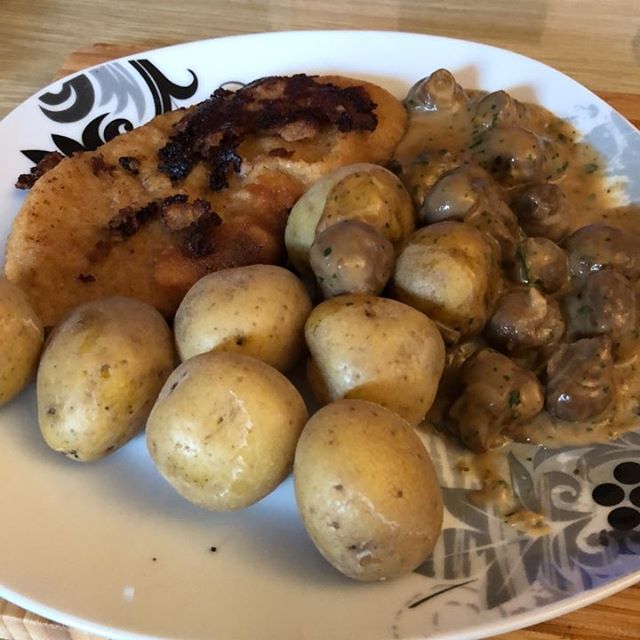 Wiener Schnitzel mit Champignon-Rahm-Soße #fastselbstgemacht #foodporn - via Instagram