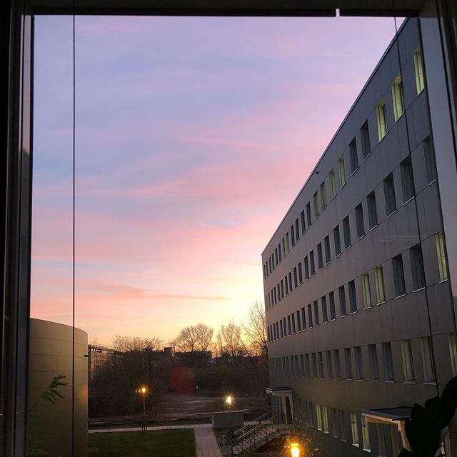 Toller Bürofensterausblick... #sonnenuntergang #findeden - via Instagram