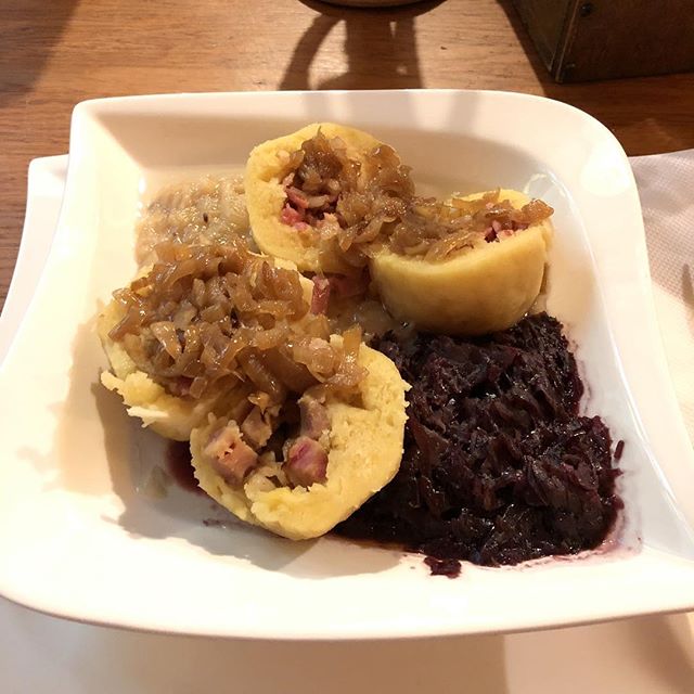 Kartoffelknödel mit Rauchfleisch gefüllt an Rotkraut und Weisskraut # ...
