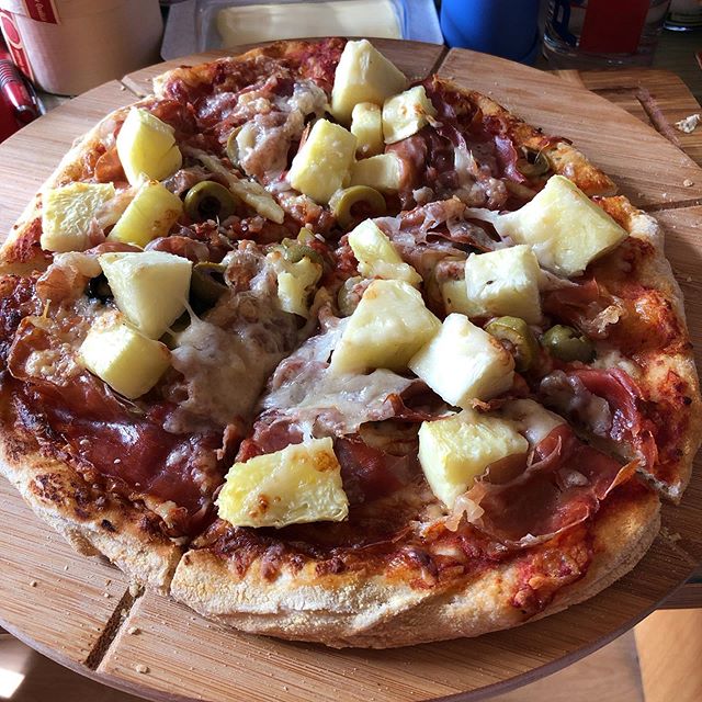 Natürlich nicht ganz so geil wie beim Italiener, aber fast #foodporn #foodphotography #pizza #socialdistancing #bleibzuhause - via Instagram