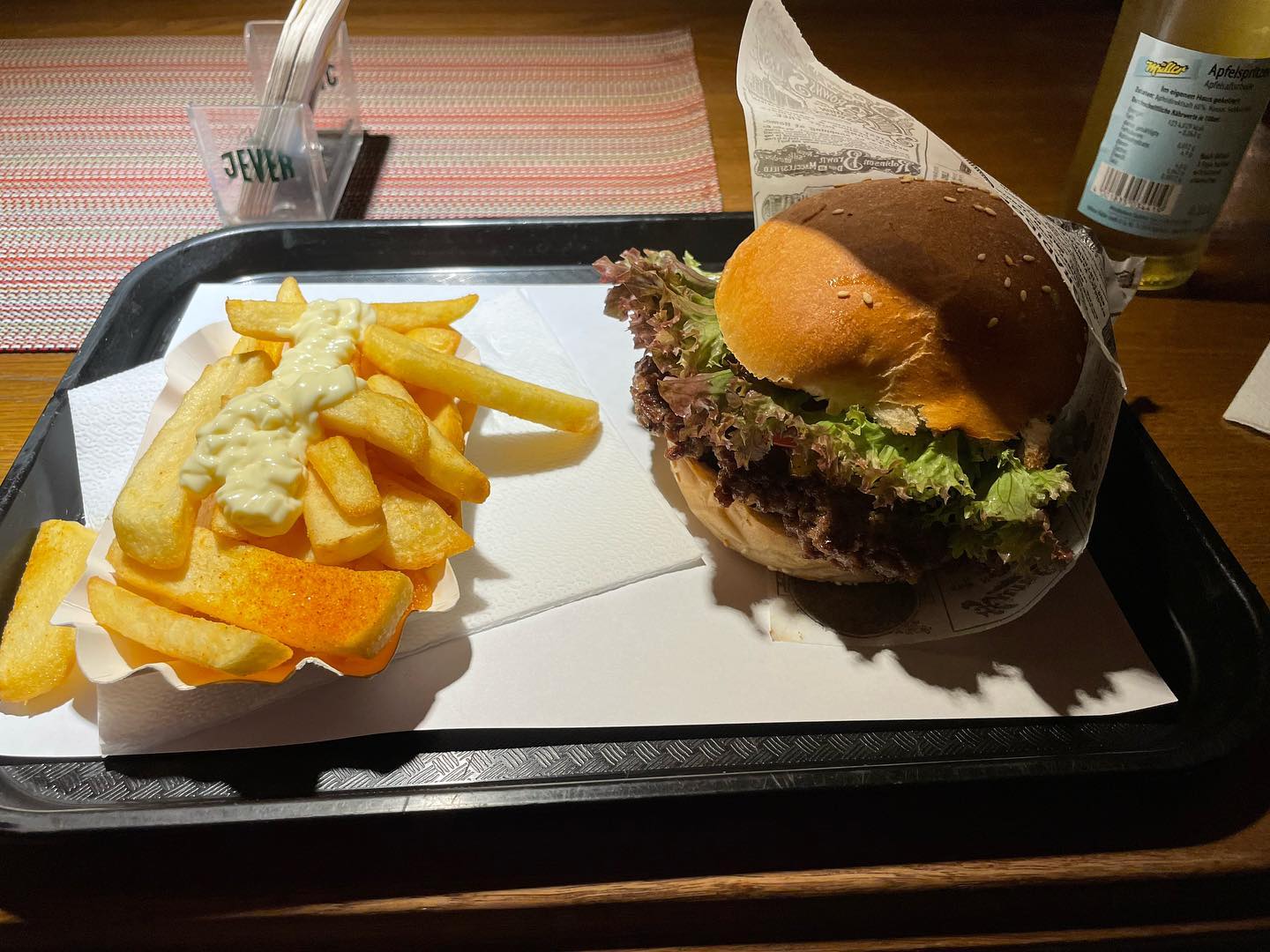 Heute ist #Burger-Tag. Aber ohne Shake. Im Shaky Shakes. Finde den Fehler.   #food #foodporn #dinner #pommes #fries - via Instagram